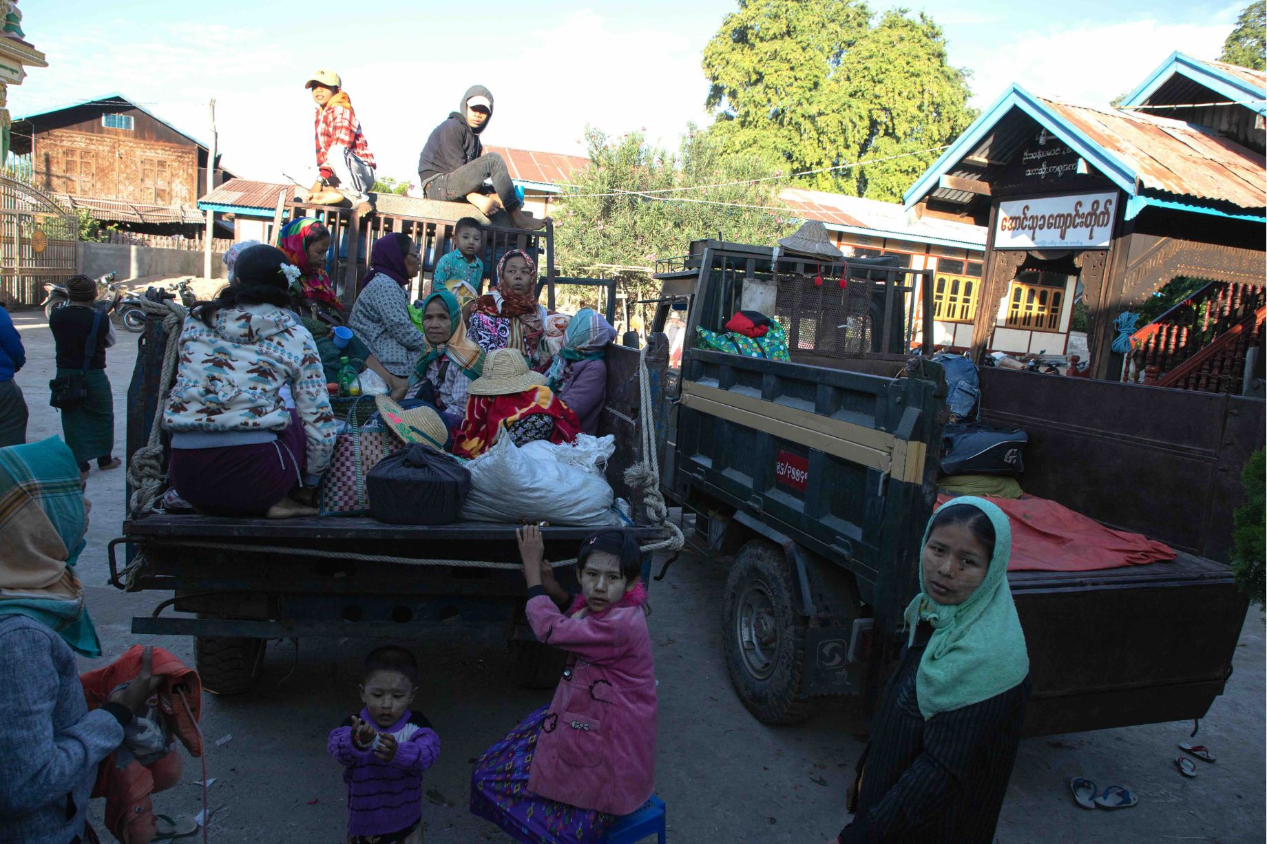 Displaced villagers flee their homes in Khin-U Township in Sagaing Region in November 2022 (Moe Oo/ Myanmar Now)
