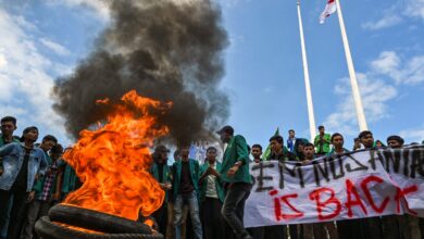 University students burn tires as they protest against the arrival of Rohingya refugees in front of the People's Representative Council (DPR) in Banda Aceh on December 27, 2023 (Chaideer Mahyuddin / AFP)