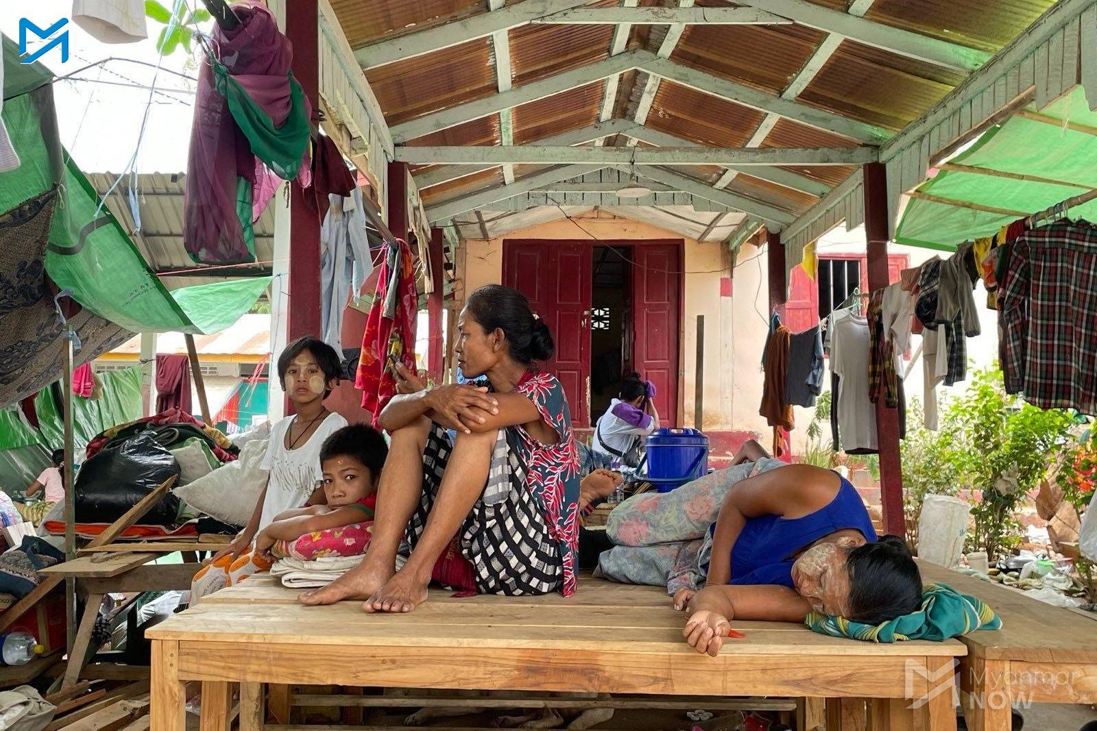 Women and children displaced by fighting in Karen State stay in a makeshift shelter at a monastery in Myawaddy Township (Myanmar Now)