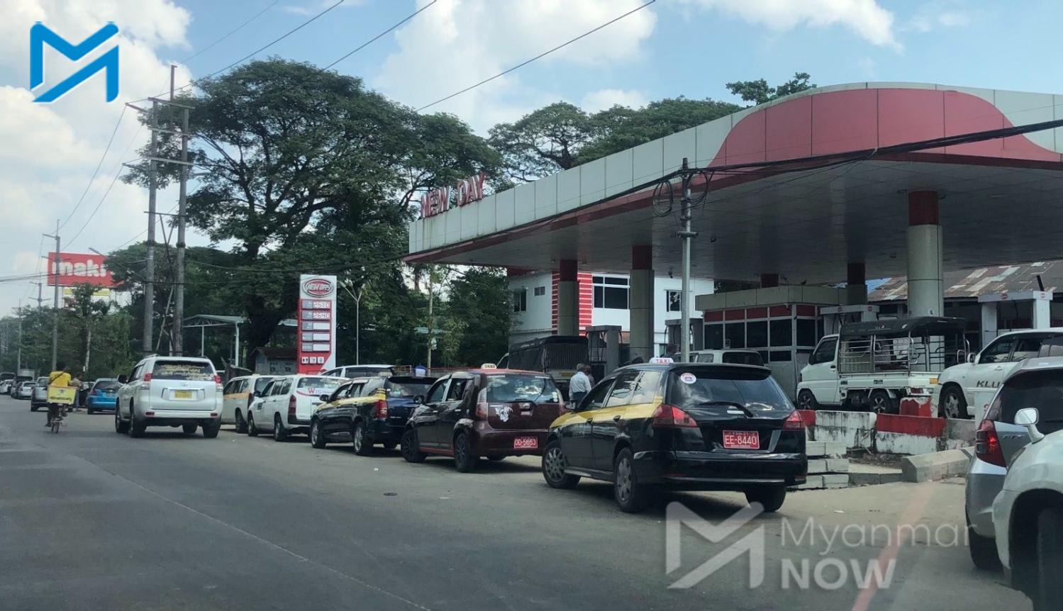 A line of cars waits to buy fuel in Yangon in December 2023 (Myanmar Now)