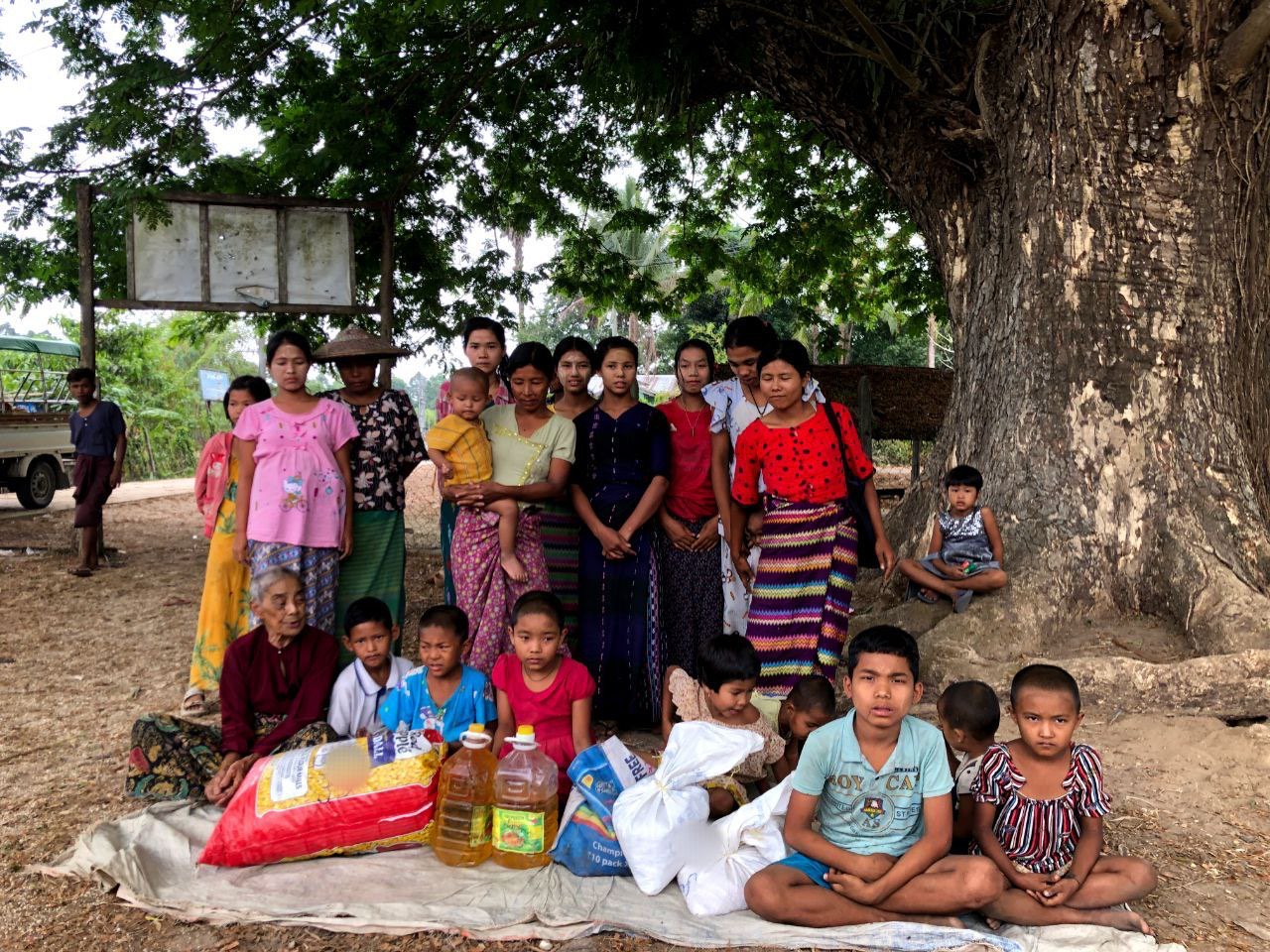 Displaced people served by medical volunteers at a makeshift clinic in Rakhine State’s Kyaukphyu Township (Photo: Supplied)