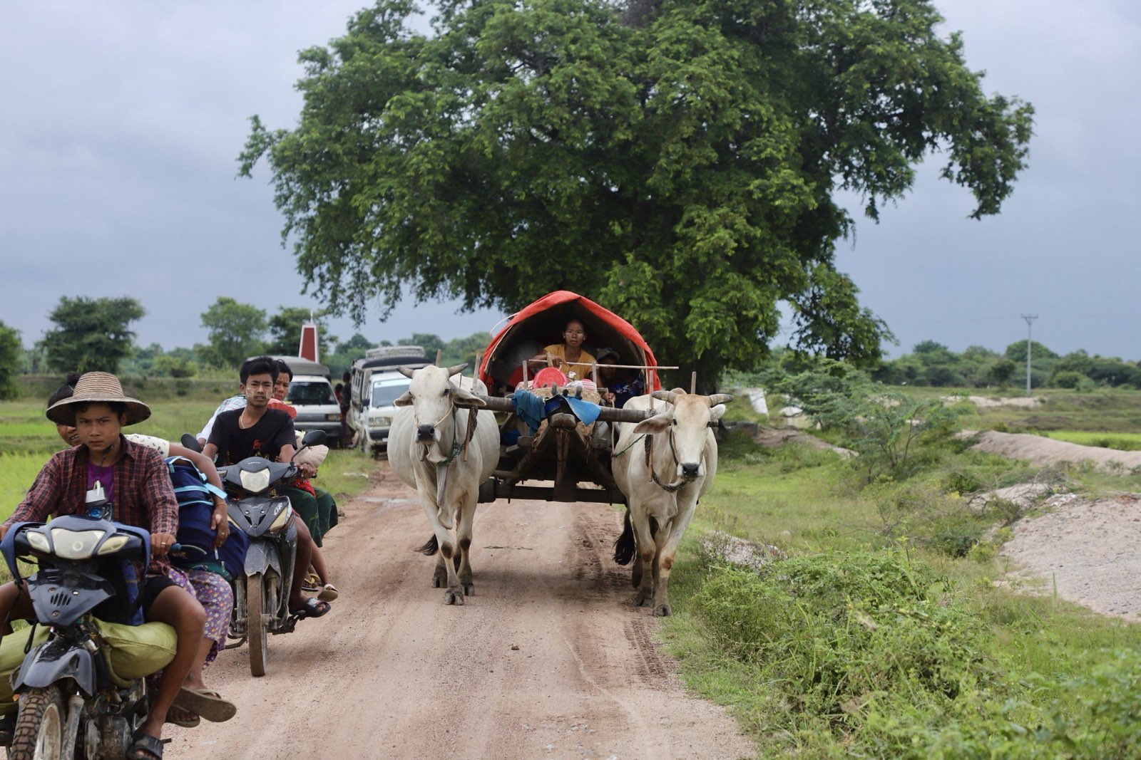 A group of villagers in the town of Khin-U in Sagaing Region flees from armed clashes in August 2025 (Moe Oo / Myanmar Now)