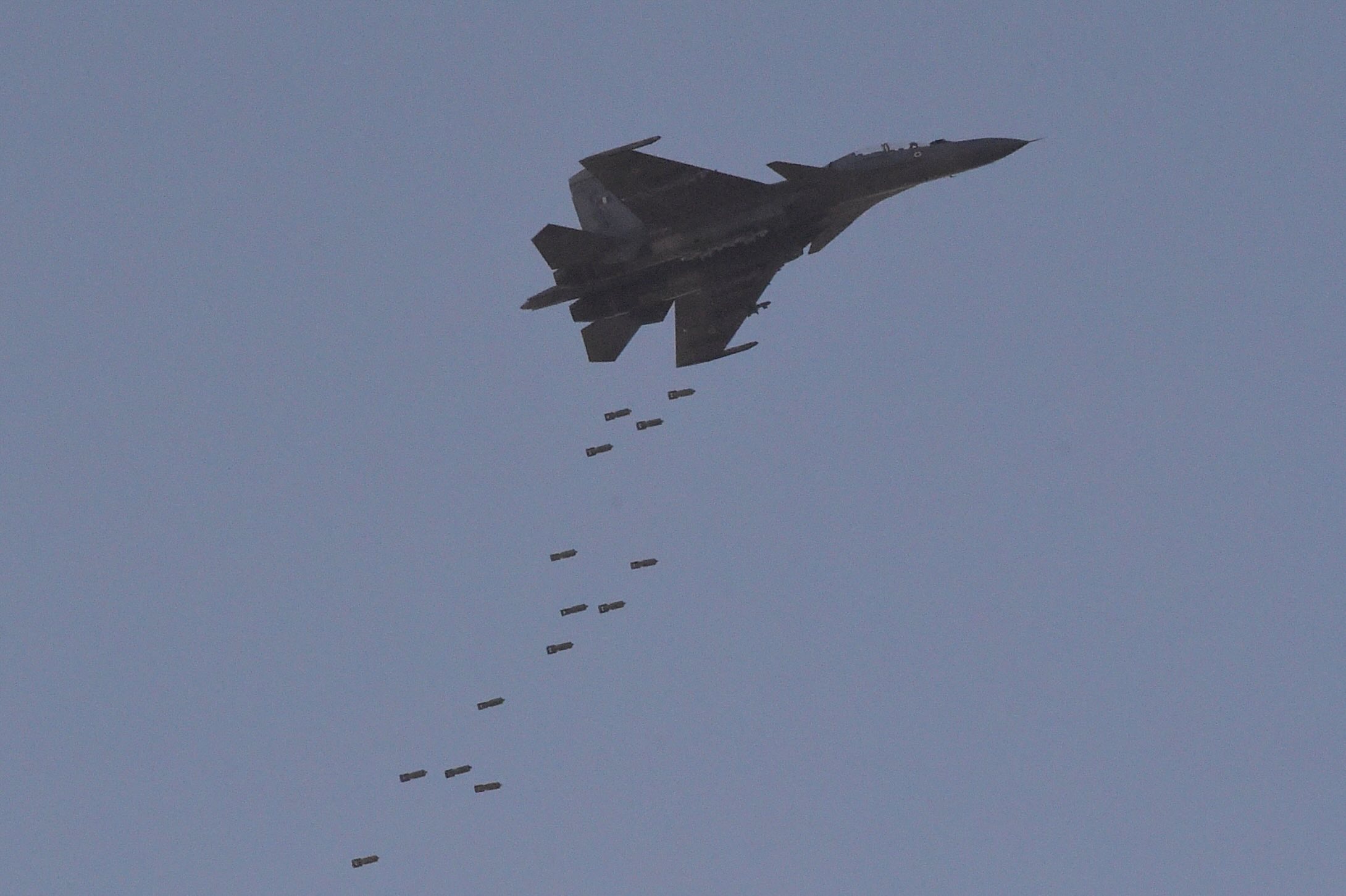 An Indian Air Force Su-30 fighter jet carries out a training bombing run during military exercises on February 14, 2024 (Photo: AFP)