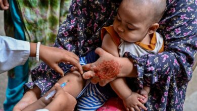 A child receives a dose of measles-rubella vaccine following a recent outbreak in Dhaka (Photo: Munir Uz Zaman / AFP)