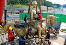 Workers install a statue of Myanmar independence leader General Aung San in Naypyitaw on January 24, 2020, during the NLD government (Photo: AFP)