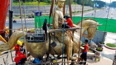 Workers install a statue of Myanmar independence leader General Aung San in Naypyitaw on January 24, 2020, during the NLD government (Photo: AFP)