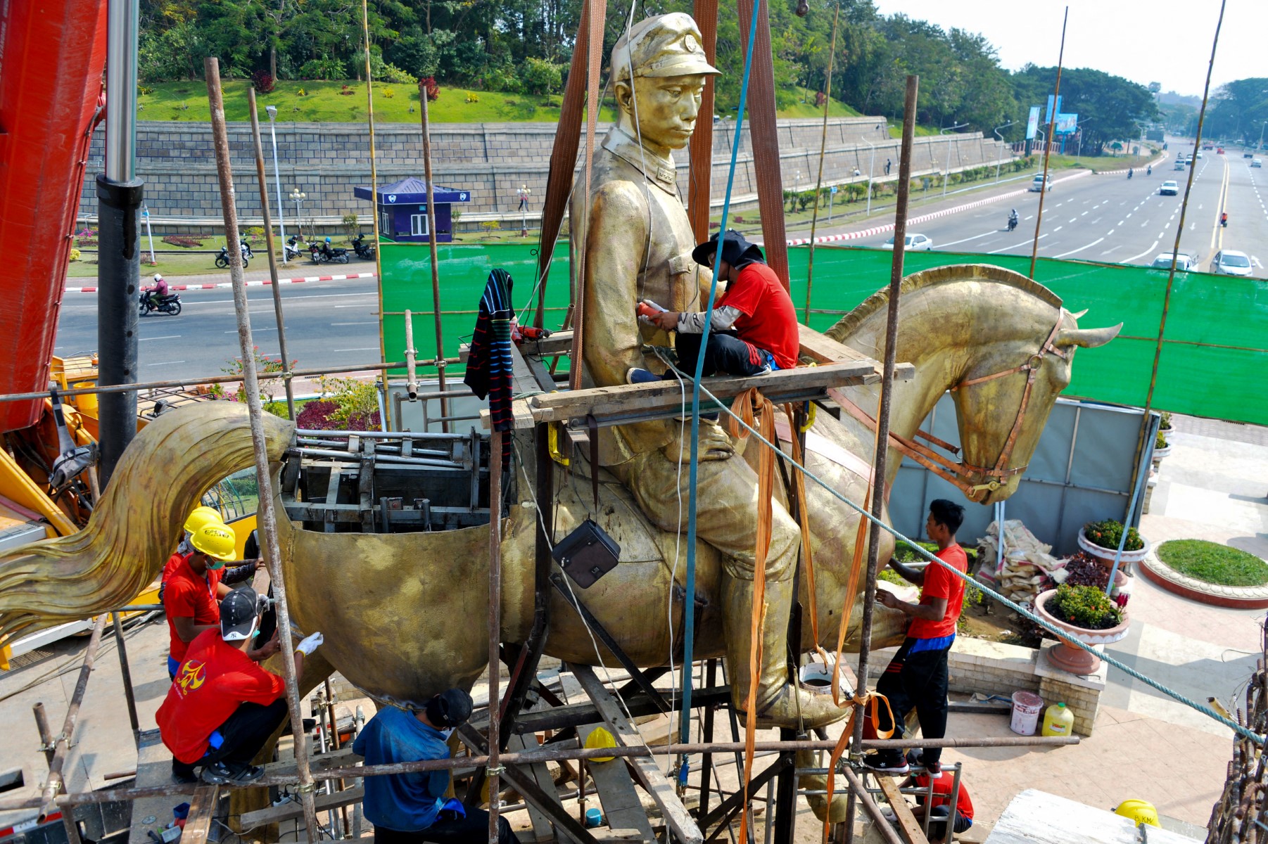 Workers install a statue of Myanmar independence leader General Aung San in Naypyitaw on January 24, 2020, during the NLD government (Photo: AFP)
