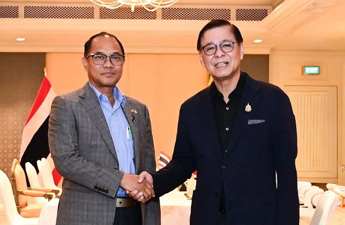 Thailand’s Foreign Minister Sihasak Phuangketkeow, right, shakes hands with his junta-appointed counterpart, Tin Maung Swe, in Bangkok on July 11, ahead of a meeting of ASEAN ministers in the Thai capital (Photo: Thailand’s Ministry of Foreign Affairs / AFP)