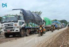 Trucks are forced to park along a section of the Shwebo-Myitkyina highway in Sagaing Region due to clashes in August 2025 (Photo: Moe Oo / Myanmar Now)