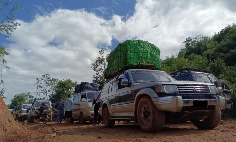 Vehicles carry goods along the road from Namhkam to Lwegel on the Chinese border (Photo: Supplied)