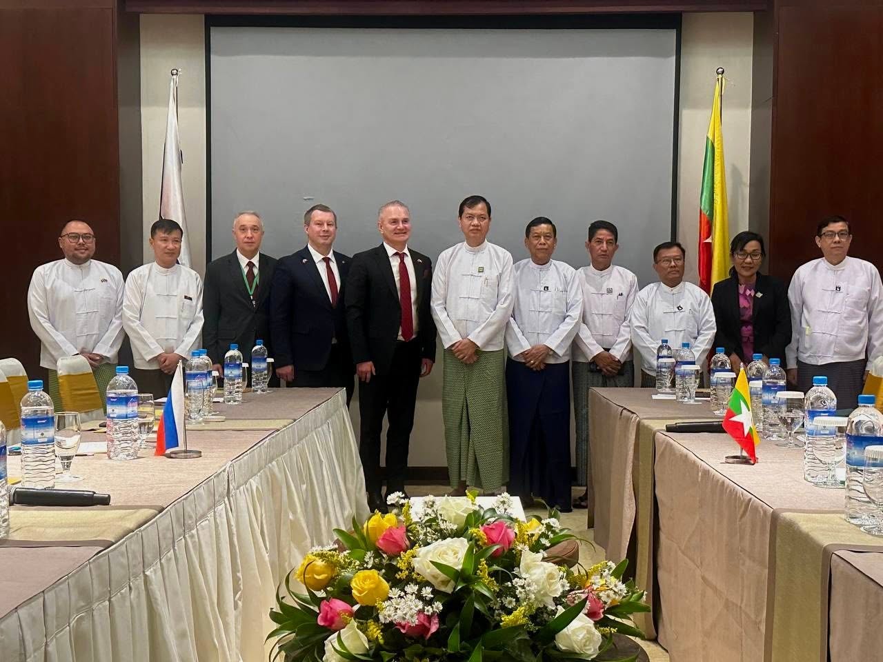 Representatives of the junta-controlled Myanmar Customs Department and the Myanmar branch of Russia’s Astra Consulting LLC at the signing of the contract for the National Single Window Web Portal Project in Naypyitaw on August 12 (Photo: Nikolay Pryanishnikov / Facebook)