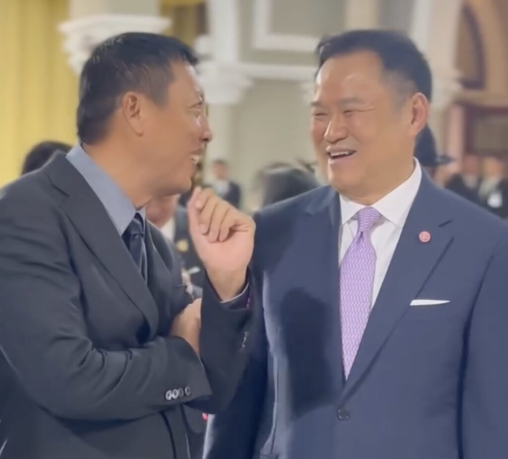Max Myanmar Group chair Zaw Zaw, left, speaks with Thai Prime Minister Anutin Charnvirakul at a banquet held in Min Aung Hlaing’s honour in Bangkok on August 6 (Screenshot: Thai Khu Fah/Facebook)