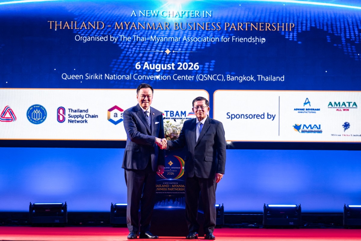Thai Prime Minister Anutin Charnvirakul, left, shakes hands with Myanmar junta leader Min Aung Hlaing at the Queen Sirikit National Convention Center in Bangkok on August 6 (Photo: Chanakarn Laosarakham / AFP)