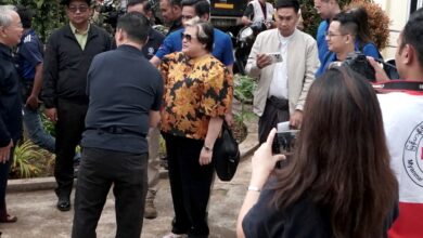 ASEAN special envoy Theresa Lazaro, centre, arrives in Taunggyi during a humanitarian monitoring mission on October 28 (Photo: AFP)