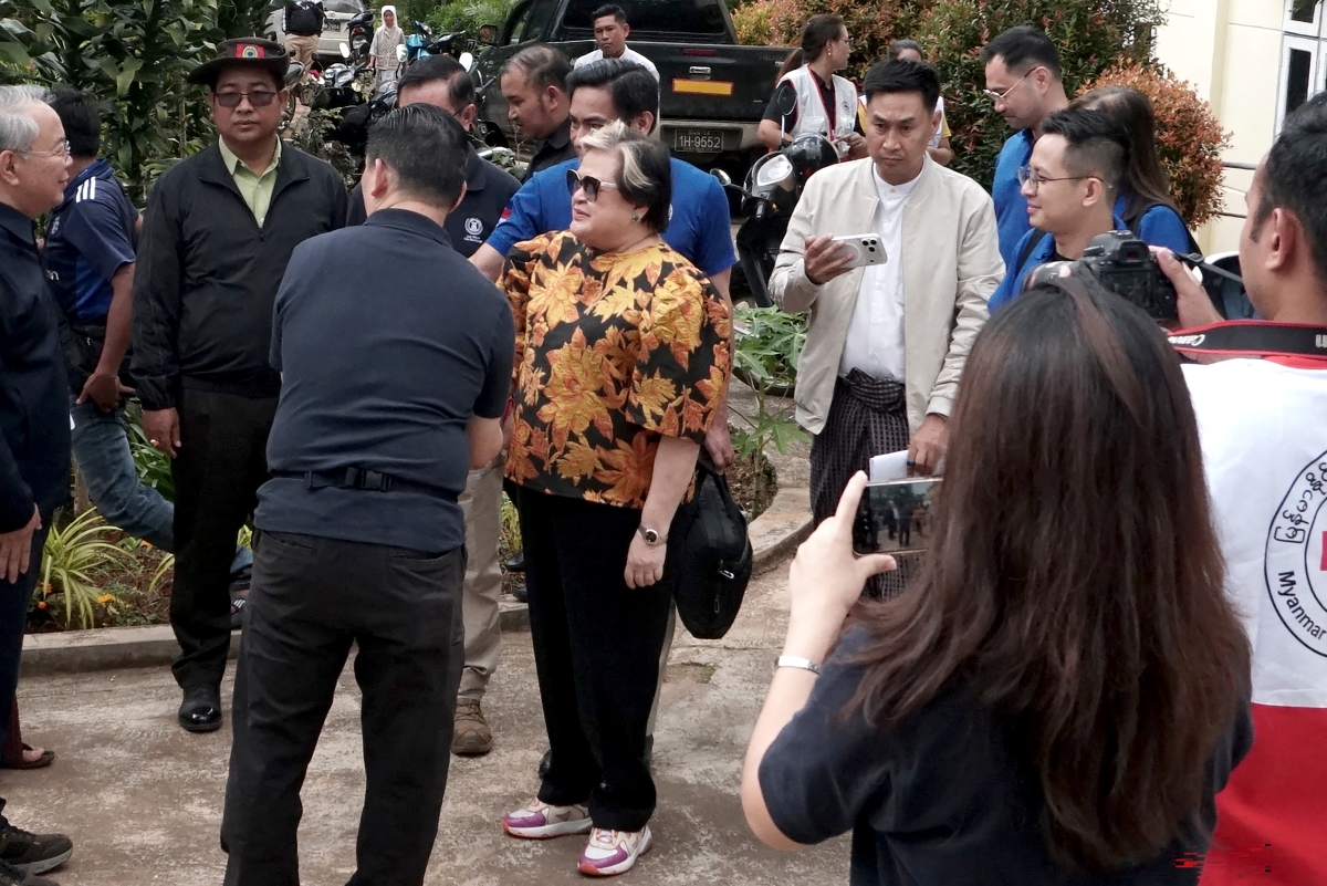 ASEAN special envoy Theresa Lazaro, centre, arrives in Taunggyi during a humanitarian monitoring mission on October 28 (Photo: AFP)