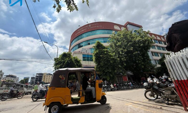 Mandalay’s normally bustling Zegyo Market has become unusually quiet as would-be customers stay away from the city (Photo: Myanmar Now)