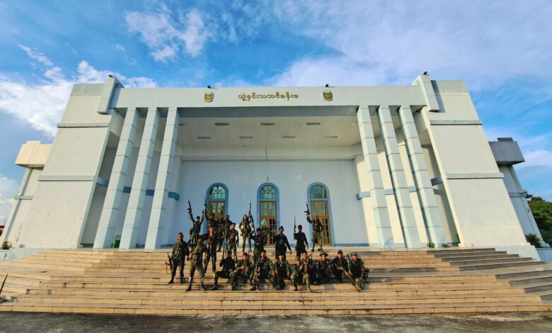 လွိုင်ကော်တက္ကသိုလ်ကို ထိန်းချုပ်အပြီး KNDF တပ်ဖွဲ့ဝင်များကို နိုဝင်ဘာလ ၁၅ ရက်နေ့က တွေ့ရစဉ် (ဓာတ်ပုံ - KNDF)
