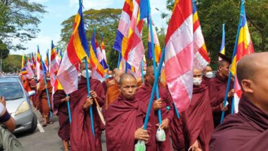အာဏာသိမ်း ၃ နှစ်ပြည့်သည့် ၂၀၂၄ ဖေဖော်ဝါရီ ၁ ရက်တွင် ရန်ကုန်မြို့လယ်တွင် စစ်တပ်ကိုထောက်ခံကြောင်း စုဝေးဆန္ဒပြခဲ့ကြသည့် မဘသများ (ဓာတ်ပုံ - စစ်ကောင်စီကျောထောက်နောက်ခံ တယ်လီဂရမ်ချန်နယ်များ)