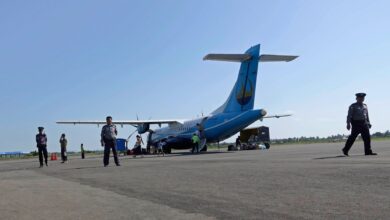 ရန်ကုန်မြို့မှ လေကြောင်းခရီးဖြင့်ပြန်လာသည့် ရခိုင်လူငယ်များကို အာဏာသိမ်းစစ်တပ်က ဆက် တိုက်ဖမ်းဆီးလျက်ရှိသည်။ (ဓာတ်ပုံ - EPA/EFE)