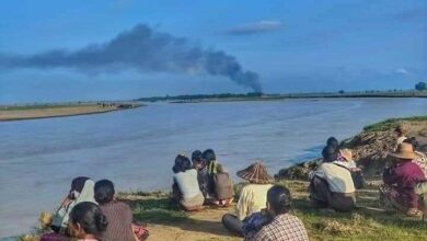 ၂၀၂၃ အတွင်းက နေအိမ်များ မီးရှို့ခံရသည်ကို ထိုင်ကြည့်နေကြရသည့် မတ္တရာ မြို့မှစစ်ရှောင်များ (ဓာတ်ပုံ − The voice of wetlet madayar)