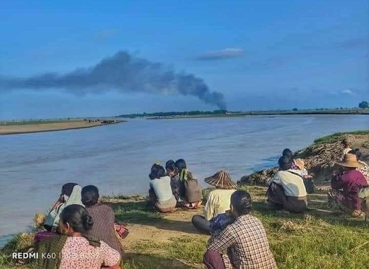 ၂၀၂၃ အတွင်းက နေအိမ်များ မီးရှို့ခံရသည်ကို ထိုင်ကြည့်နေကြရသည့် မတ္တရာ မြို့မှစစ်ရှောင်များ (ဓာတ်ပုံ − The voice of wetlet madayar)