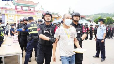 ကျားဖြန့်သံသယမှုဖြင့် လောက်ကိုင်မြို့ထဲမှ တရုတ်နိုင်ငံသားများကို ရန်လုံကျိုင်းဂိတ်မှ တစ်ဆင့် ၂၀၂၃ အောက်တိုဘာအတွင်း စစ်ကောင်စီက တရုတ်အစိုးရထံ လွှဲပြောင်းပေးစဉ် (ဓာတ်ပုံ - ကိုးကန့်စစ်ကောင်စီ)