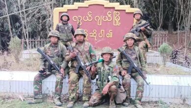 -လွယ်ဂျယ်မြို့အဝင်တွင် တွေ့ရသော KIA တပ်ဖွဲ့ဝင်များအား မတ် ၂၉ က တွေ့ရစဉ်။ (ဓာတ်ပုံ-Hpyen Shiga)