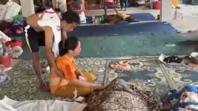 ကရင်ပြည်နယ်၊ ဖာပွန်မြို့တွင် ၂၀၂၄ မတ်လ ၃၁ ရက်နေ့က စစ်တပ်ဗုံးကြဲမှုကြောင့် သေဆုံးခဲ့ရသူတစ်ဦးဘေးတွင် ငိုကြွေးနေသည့်မိသားစုဝင်များကို Free Burma Rangers အဖွဲ့၏ရုပ်သံတွင် တွေ့ရ​စဉ်။