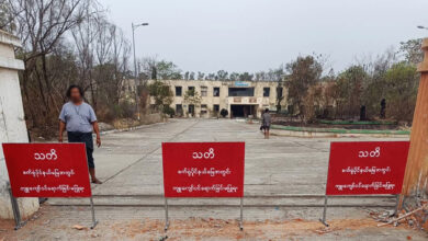 စက်ရုံအဝင်ဝ၌ သတိပေးစာများ ထောင်ထားသည်ဟု ဆားလင်းကြီးပအဖက ပြောသည်။ (ဓာတ်ပုံ-ပေးပို့)