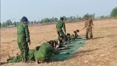 ရခိုင်ပြည်နယ် ကျောက်ဖြူမြို့တွင် ဒုက္ခသည်စခန်းမှ မွတ်စလင်လူငယ်များကို အာဏာသိမ်း စစ်တပ်က စစ်သင်တန်းပေးနေစဉ်။ (ဓာတ်ပုံ – Western News ပါ ဗီဒီယိုဖိုင်မှ)