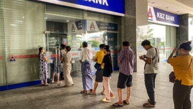 ရန်ကုန်မြို့တွင်းရှိ ATM နှင့် ဘဏ်များမှ ငွေကြေးအများအပြား ထုတ်ယူရန် တန်းစီနေကြသည့် ပြည်သူများကို​ ဇူလိုင် ၁၀ တွင် တွေ့ရစဉ် ဓာတ်ပုံ-ကိုကံကောင်း/Myanmar Now