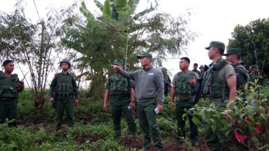 ၂၀၂၃ ခုနှစ် အောက်တိုဘာ ၂၇ ရက်က MNDAA စစ်ခေါင်းဆောင်အချို့ကို ရှမ်းပြည်နယ်မြောက်ပိုင်း လားရှိုး မြို့အနီး တွေ့ရစဉ်။ (ဓာတ်ပုံ - AFP)