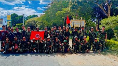 နွားထိုးကြီးမြို့ ဆိုင်းဘုတ်အနီးတွေ့ရသည့် တော်လှန်ရေးအင်အားစု။ (ဓာတ်ပုံ - ပေးပို့)