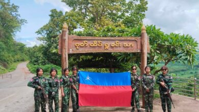 ယမန်နှစ် ဇူလိုင်က ၁၀၂၇ စစ်ဆင်ရေး ဒုတိယပိုင်း နောင်ချိုတိုက်ပွဲတွင် တွေ့ရသော ဓနုတပ်ဖွဲ့ဝင် များ။ (ဓာတ်ပုံ- DPLF)