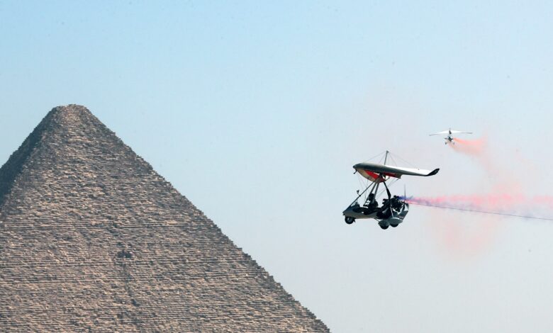 ၂၀၂၂ သြဂုတ်လက အီဂျစ်နိုင်ငံ Pyramids Air Show 2022 တွင် မောင်းနှင်ပြသနေသော Ultralight Trike များ။ (ဓာတ်ပုံ - EPA)