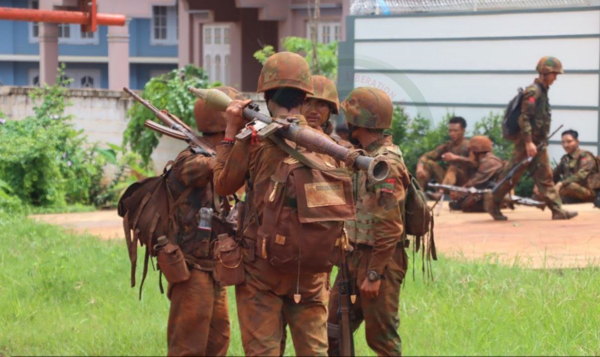 ၂၀၂၄ ဩဂုတ်လနောက်ဆုံးပတ်က ရှေ့တန်းတွင် တွေ့ရသော TNLA တပ်ဖွဲ့ဝင်တချို့။ (ဓာတ်ပုံ-TNLA ပြန်ကြားရေး)