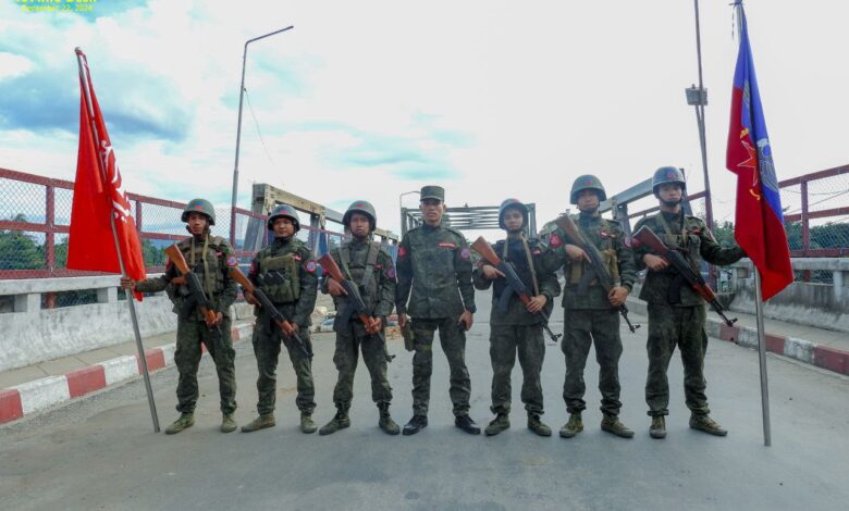 ၀၂၄ ဒီဇင်ဘာ ၂၂ က တောင်ကုတ်မြို့သိမ်းပြီးနောက်တွေ့ရသော AA တပ်ဖွဲ့ဝင်တချို့။ (ဓာတ်ပုံ- AA info Desk)