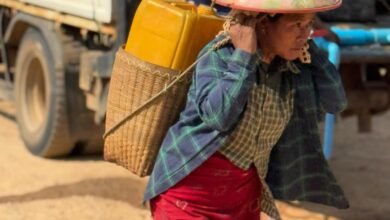 ကရင်နီပြည်နယ်အတွင်း စစ်ရှောင်နေကြသူများ သောက်သုံးရေ ခက်ခဲနေသဖြင့် ဝိုင်းဝန်း ကူညီကြရန် ဒေသတွင်းအဖွဲ့များက တိုက်တွန်းနေသည်။ (ဓာတ်ပုံ - Clean Yangon)