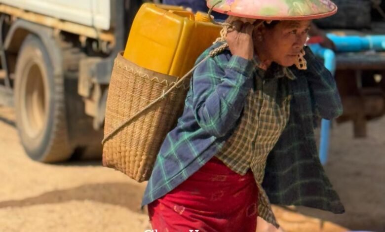 ကရင်နီပြည်နယ်အတွင်း စစ်ရှောင်နေကြသူများ သောက်သုံးရေ ခက်ခဲနေသဖြင့် ဝိုင်းဝန်း ကူညီကြရန် ဒေသတွင်းအဖွဲ့များက တိုက်တွန်းနေသည်။ (ဓာတ်ပုံ - Clean Yangon)