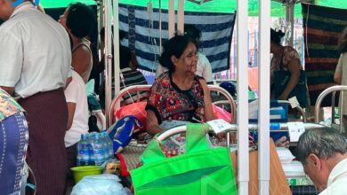 ငလျင်ဒဏ်သင့်ပြီး မန္တလေးအထွေထွေရောဂါကု ဆေးရုံကြီးတွင် အရေးပေါ်လူနာများအဖြစ် ဆေးကုသမှုခံယူနေရသူများကို တွေ့ရစဉ်။ (ဓာတ်ပုံ − Myanmar Now)