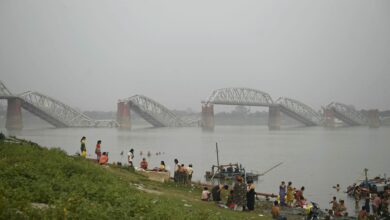 ငလျင်အပြီး ဧရာဝတီမြစ်အတွင်း ပြိုကျသွားသော စစ်ကိုင်းတံတား (အင်းဝ) အနီး တစ်နေရာကို ဧပြီ ၂ ရက်က တွေ့ရစဉ်။ (ဓာတ်ပုံ-AFP)