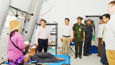 နေပြည်တော်တွင် ဖွင့်လှစ်ထားသည့် ခရစ်ယာန်ဘာသာ အကူအညီပေးရေးအဖွဲ့ဖြစ်သော Samaritan’s Purse ၏ မြေပြင်ရွှေ့ပြောင်း ဆေးရုံကို ၂၀၂၅ ခုနှစ် ဧပြီလ ၉ ရက်နေ့က မြန်မာ စစ်ခေါင်းဆောင် သွားရောက် ကြည့်ရှုစဉ်။ (ဓာတ်ပုံ - The Global New Light of Myanmar)
