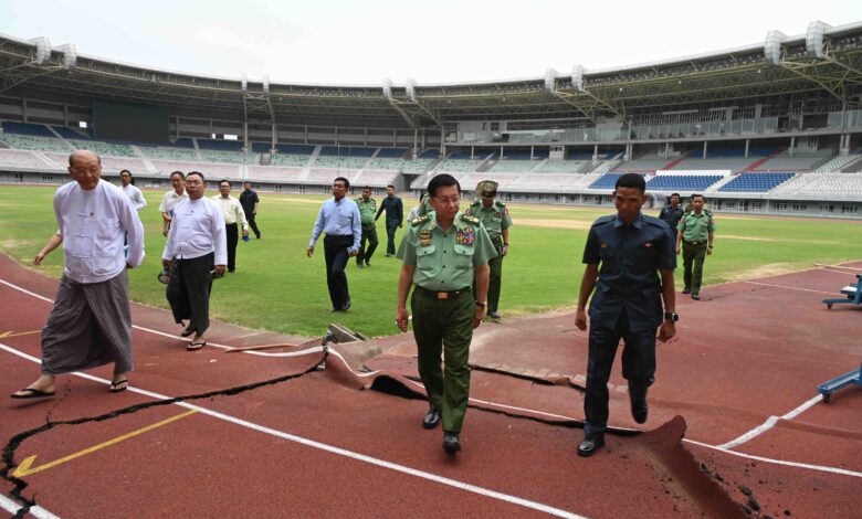 နေပြည်တော်၊ ဝဏ္ဏသိဒ္ဓိအားကစားပြိုင်ကွင်းအတွင်းရှိ အားကစားရုံများ ငလျင်ကြောင့်ပျက်စီးမှုကို စစ်ခေါင်းဆောင်က ဧပြီ ၇ ရက်က လာရောက်ကြည့်ရှုစဉ်။ (ဓာတ်ပုံ-CINCDS)