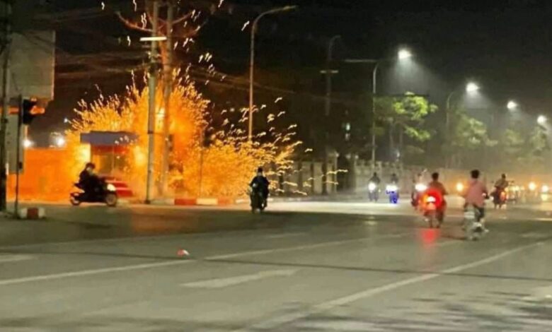 မန္တလေးမြို့ ပြောက်ကျားအဖွဲ့များ၏ တိုက်ခိုက်မှုတစ်ခုကို မတ်လအတွင်း တွေ့ရစဉ်။ (ဓာတ်ပုံ-ပေးပို့)