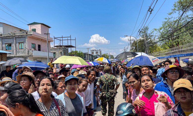 အိုးဘိုထောင်ရှေ့တွင် စောင့်မျှော်နေကြသော မိသားစုဝင်များကို ယနေ့ ဧပြီ ၁၇ ရက် နံနက်အစောက တွေ့ရစဉ်။ (ဓာတ်ပုံ-ပေးပို့)