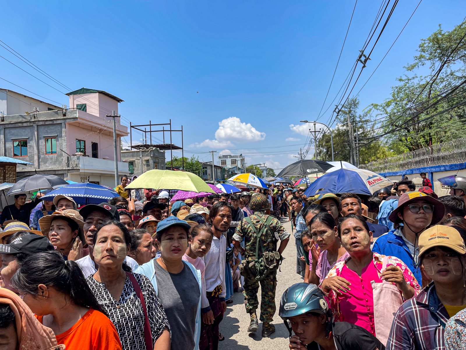 အိုးဘိုထောင်ရှေ့တွင် စောင့်မျှော်နေကြသော မိသားစုဝင်များကို ယနေ့ ဧပြီ ၁၇ ရက် နံနက်အစောက တွေ့ရစဉ်။ (ဓာတ်ပုံ-ပေးပို့)