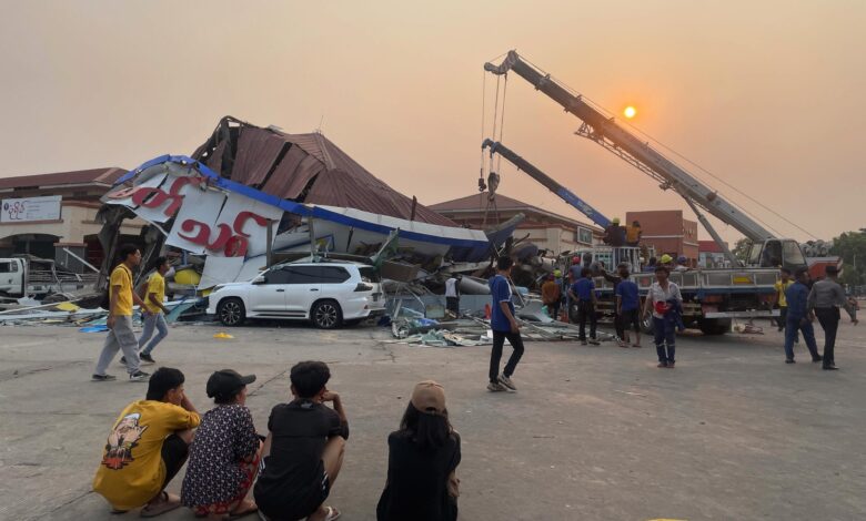 မတ်လ ၂၈ ရက်က လှုပ်ခတ်ခဲ့သည့် ငလျင်ကြောင့် နေပြည်တော် သပြေကုန်းဈေး ပြိုကျပျက်စီးသွားသည်ကို တွေ့ရစဉ်။ (ဓာတ်ပုံ − EPA)