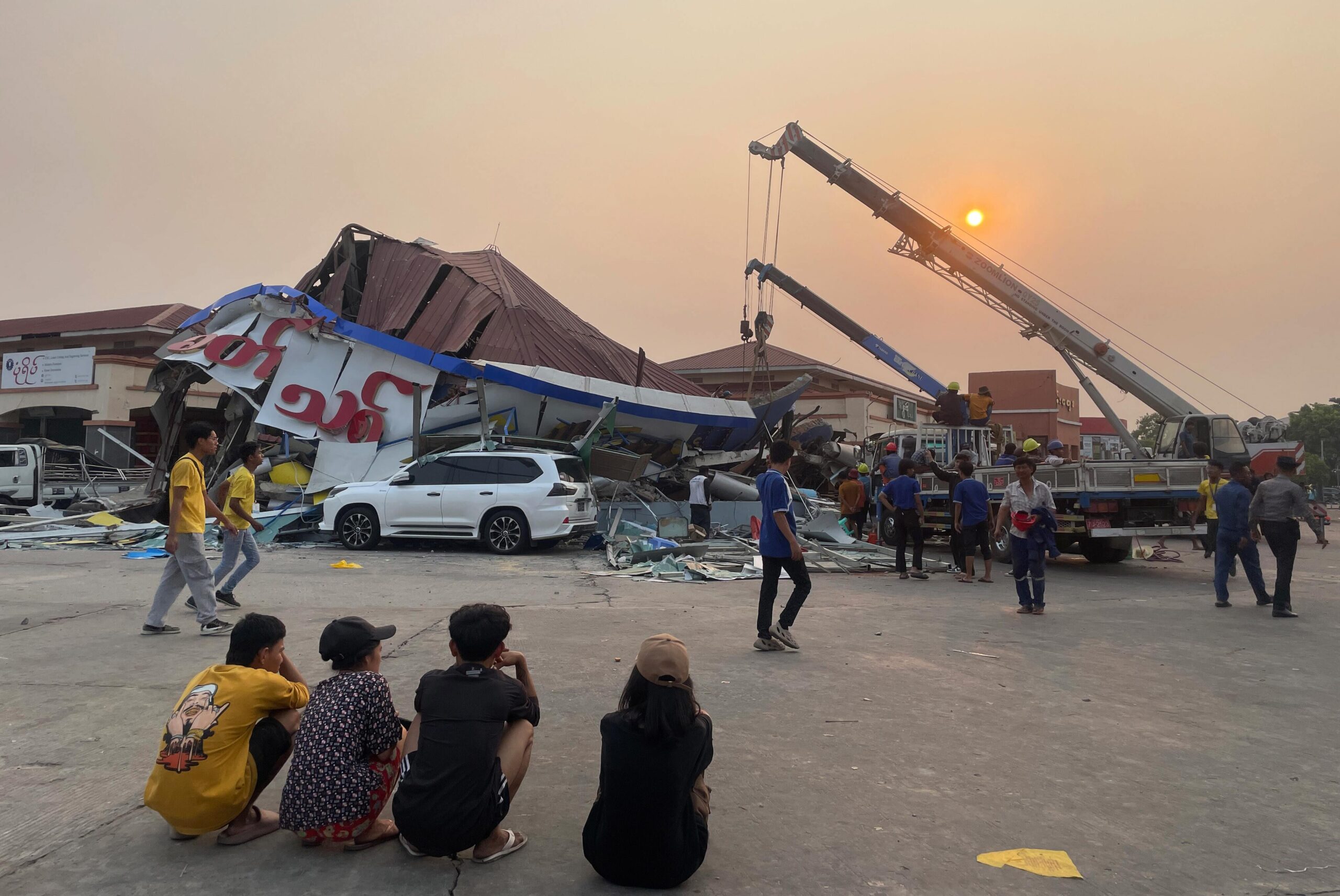 မတ်လ ၂၈ ရက်က လှုပ်ခတ်ခဲ့သည့် ငလျင်ကြောင့် နေပြည်တော် သပြေကုန်းဈေး ပြိုကျပျက်စီးသွားသည်ကို တွေ့ရစဉ်။ (ဓာတ်ပုံ − EPA)