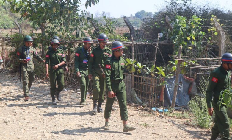 မတ်လအတွင်း ရခိုင်ဒေသ၌ မိုင်းရှင်းလင်းရေးလုပ်နေသော AA တပ်ဖွဲ့ဝင်တချို့။ (ဓာတ်ပုံ-APM)