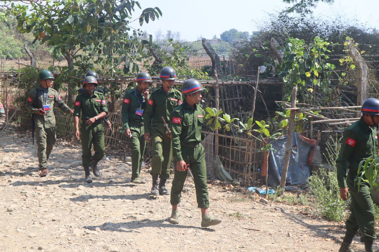 မတ်လအတွင်း ရခိုင်ဒေသ၌ မိုင်းရှင်းလင်းရေးလုပ်နေသော AA တပ်ဖွဲ့ဝင်တချို့။ (ဓာတ်ပုံ-APM)
